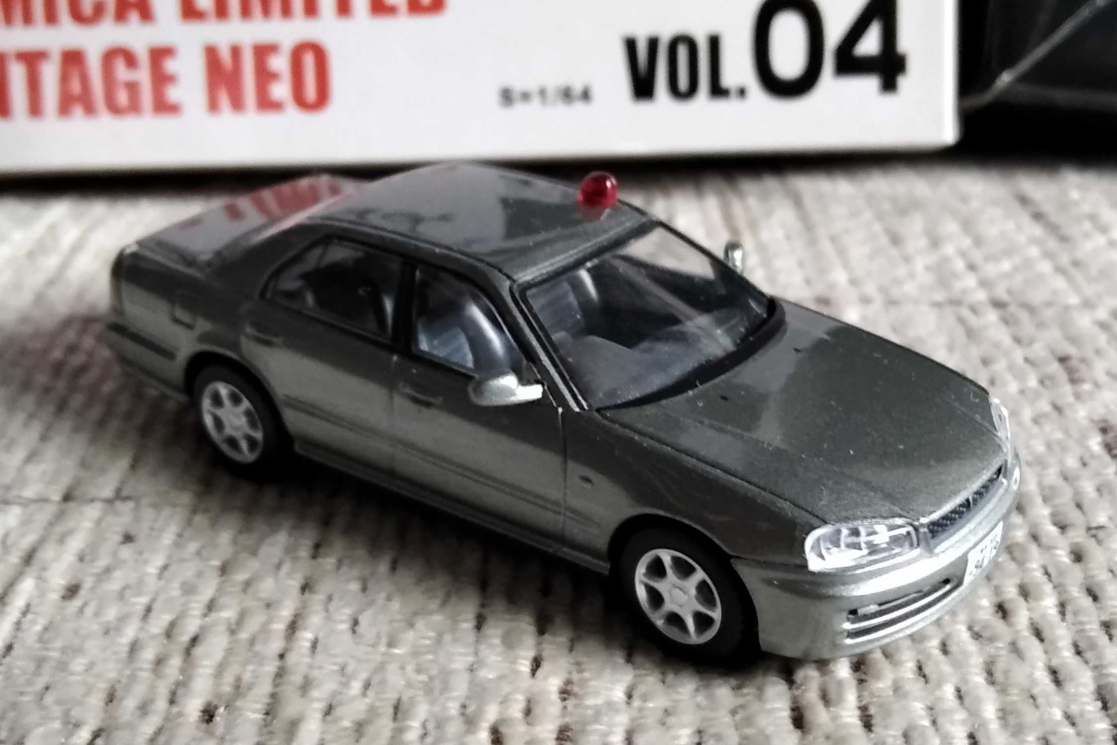 Tomica Limited Vintage Neo LV-N Abunai Deka #04 Nissan Skyline GT R34