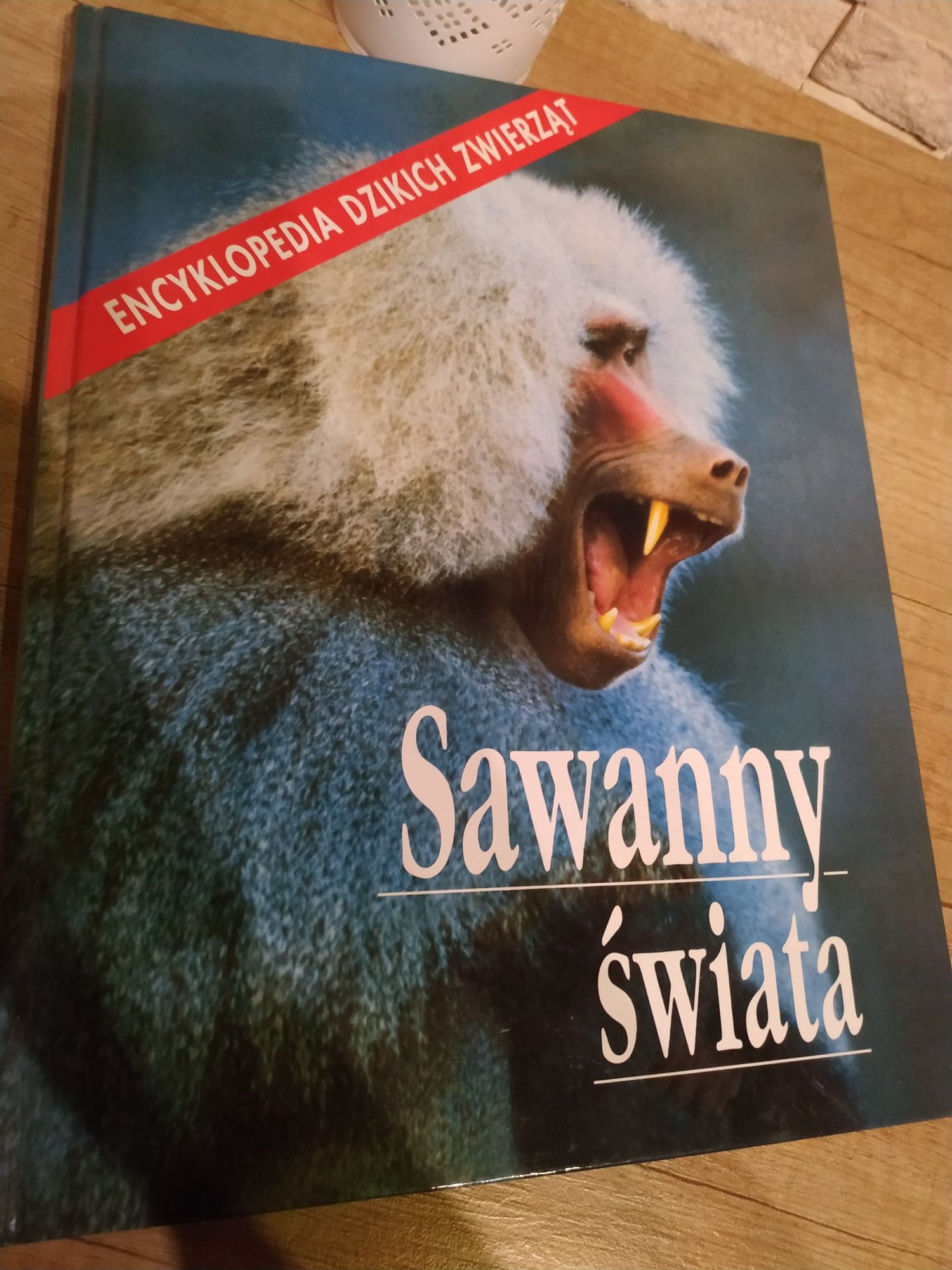 Książka album Sawanny Świata o zwierzętach