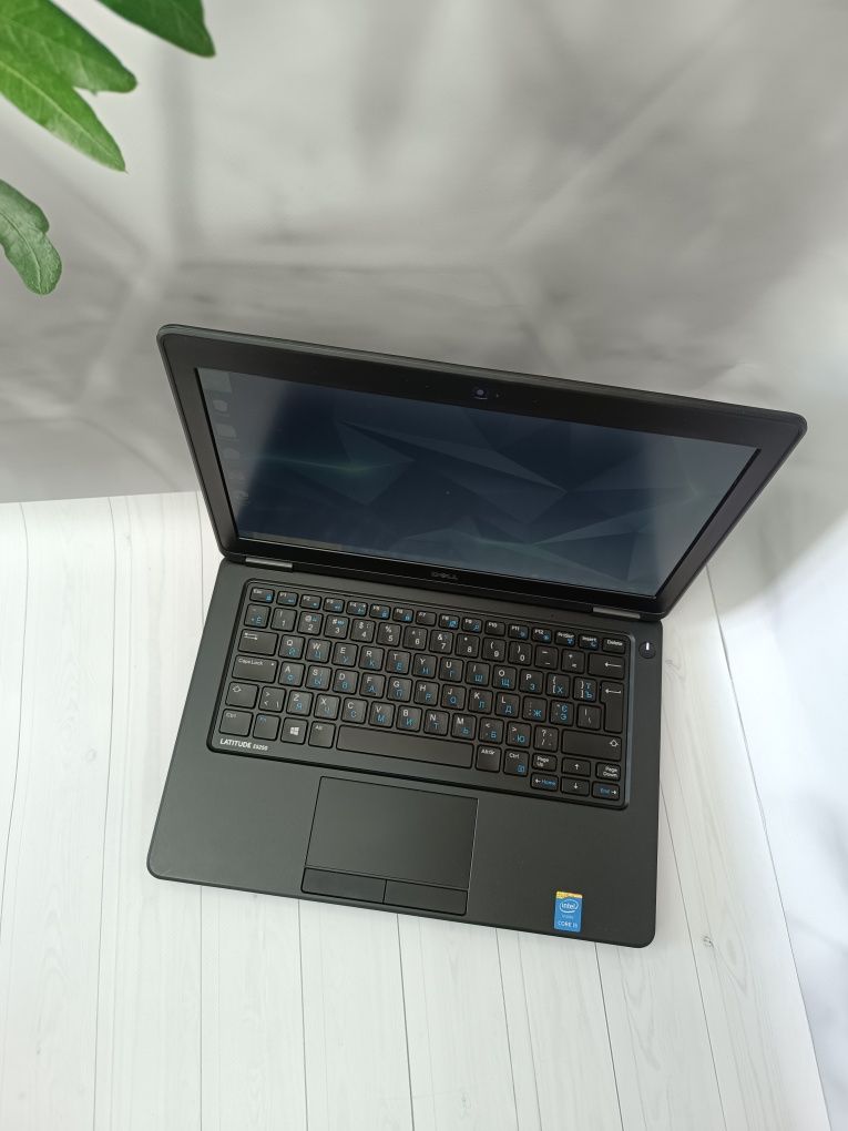 Ноутбук Dell Latitude E5250/i5-5300U/8 ГБ DDR3/SSD 256 GB/12.5 "HD