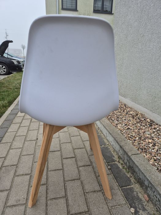 Krzesła białe skandynawskie