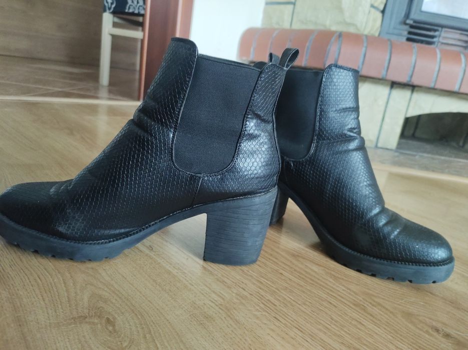 Czarne buty botki na słupku 39