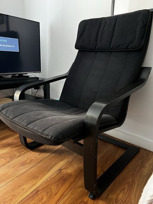 Poltrona acolchoada preta em boas condicoes