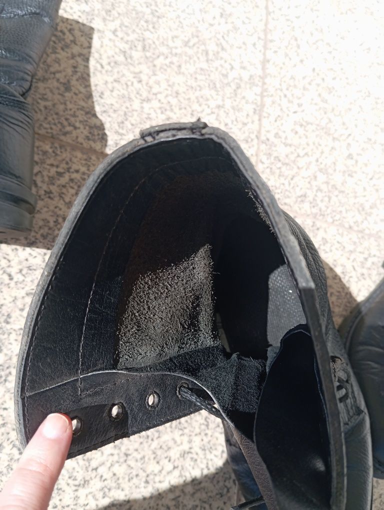 Botas Militares Pretas de Couro - Tamanho 42