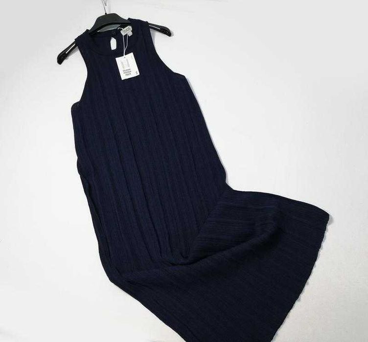 Брендовое платье с плиссировкой и приталенным силуэтом Cos