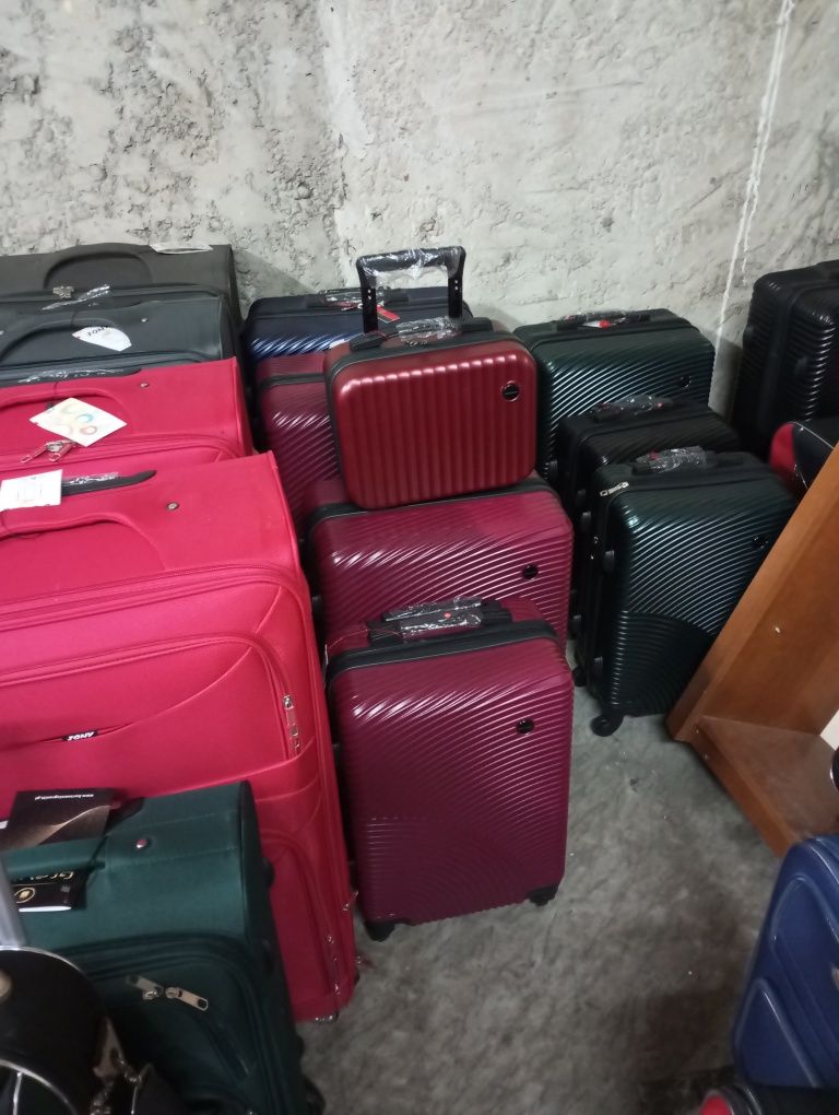 Walizka średnia podróżna z firmy Pierre Cardin na 4 kołach z Abs