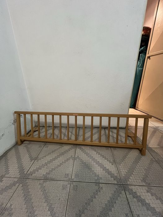 Barreira de proteção para cama em madeira