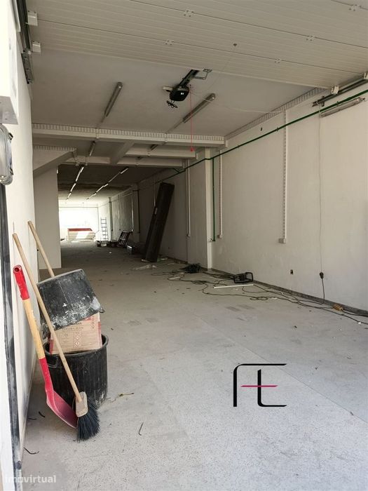 Loja 600m2 - Rua São Roque da Lameira, Porto