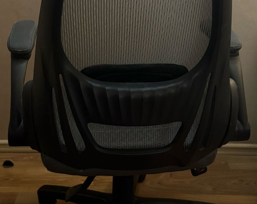 Ергономічне офісне крісло з сіткою