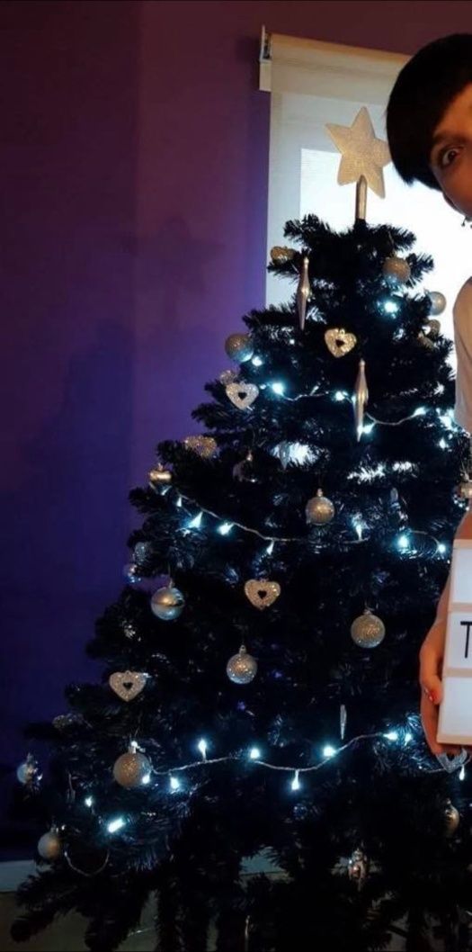 Arvore de natal preta com efeitos neve , bolas e luzes de oferta