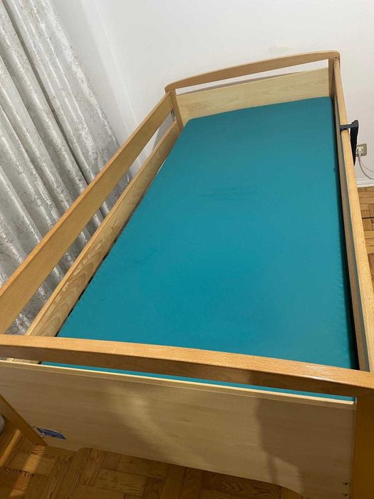 Cama elétrica articulada com guardas laterais