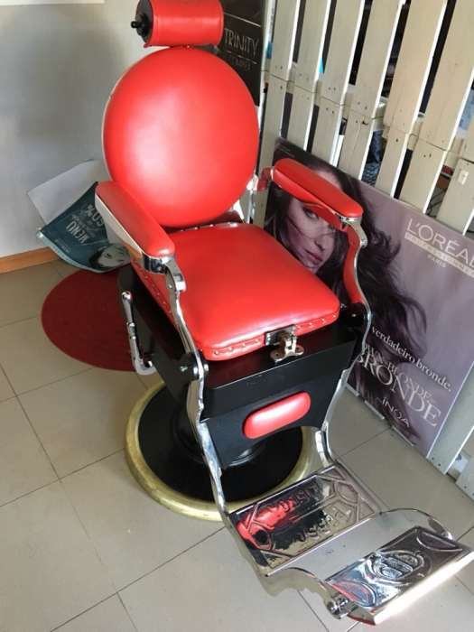 Cadeira de barbeiro antiga restaurada mas já tem alguns riscos ..