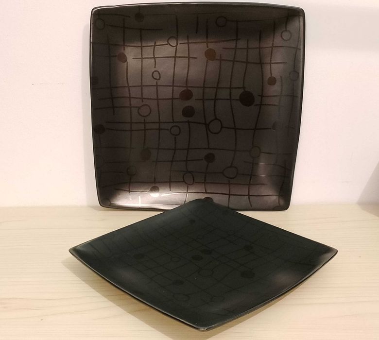 Zestaw pięknych czarnych talerzy /26,6 cm x 26,6 cm/21,4 cm x 21,4 cm/