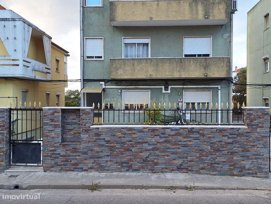 Apartamento T3 no R/C com Logradouros (frente e trás) Seixal - Setúbal