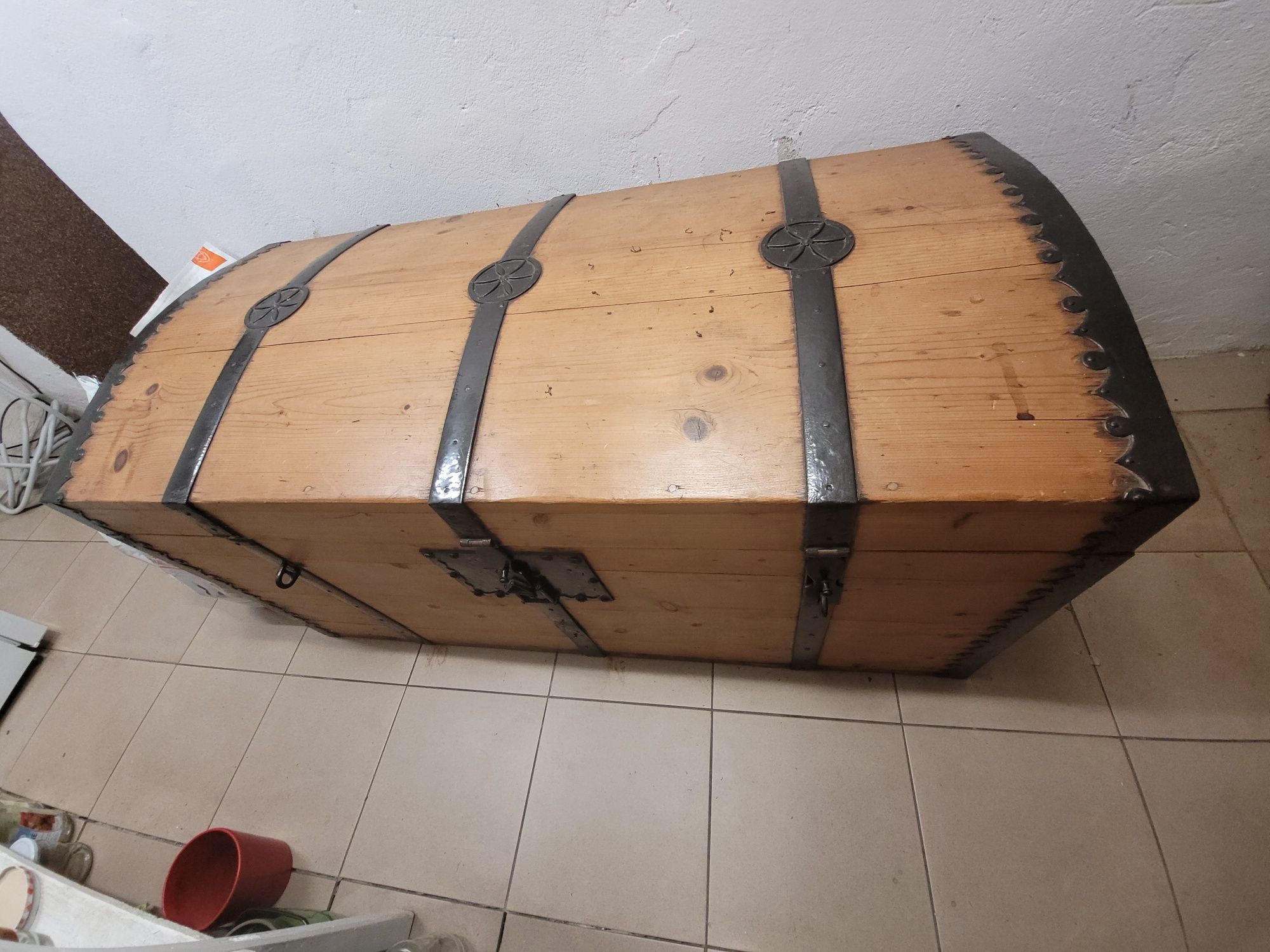 Skrzynia, kufer wiekowa drewno, piękne okucia
