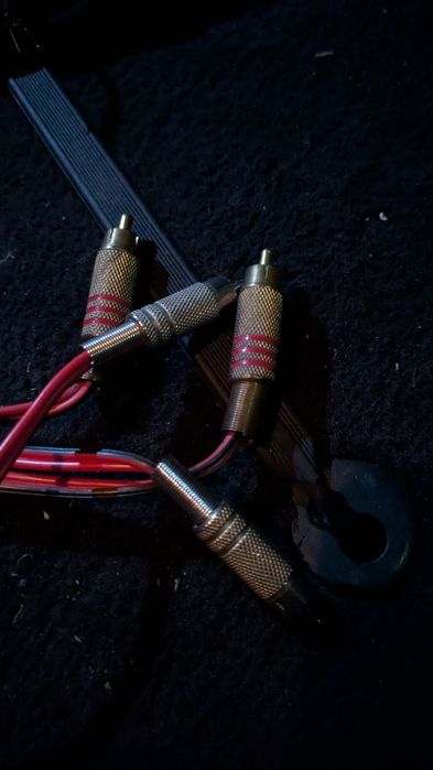 Conjunto de cabos para sistema de som no carro