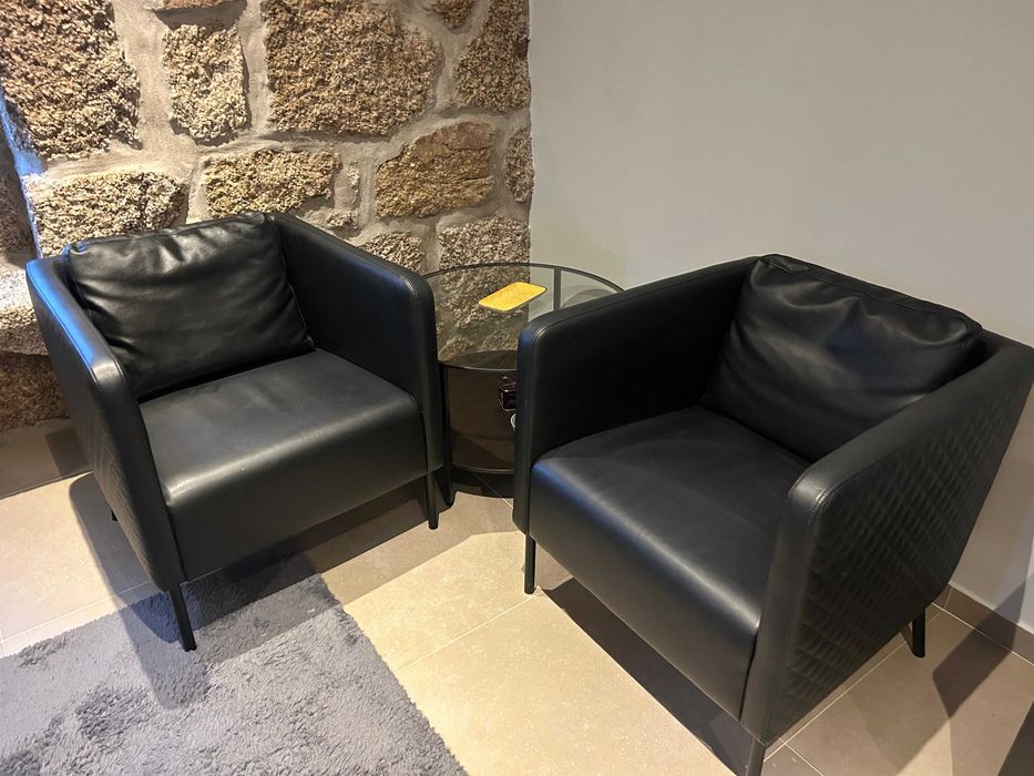 Vendo 2 cadeiras Ekero IKEA preto pele sintética.