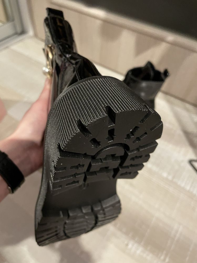 czarne buty lakierowane botki 38 ze zdobieniem perełka ocieplane
