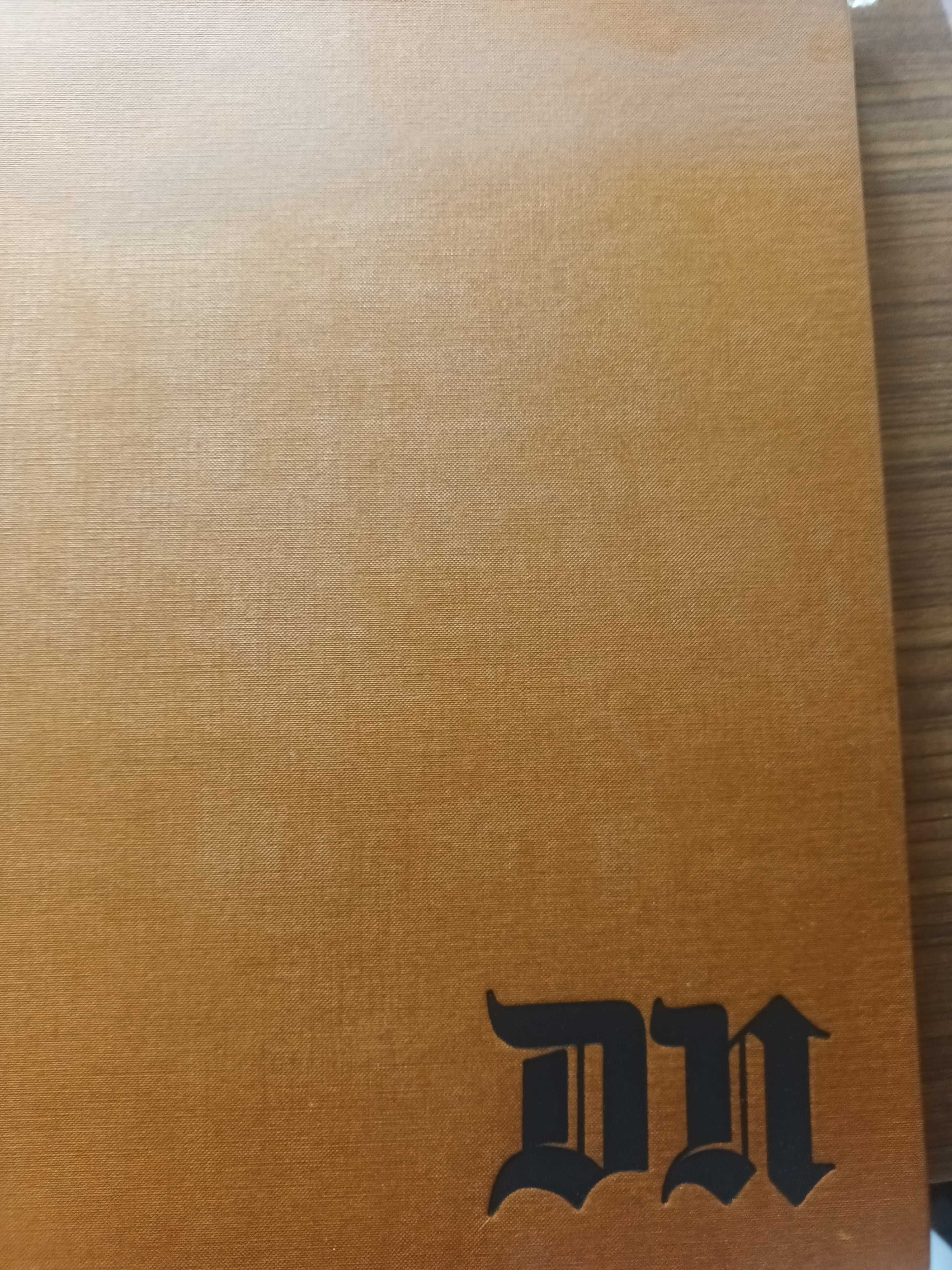 Livro de DN com as primeiras paginas desde 1864 até 1984