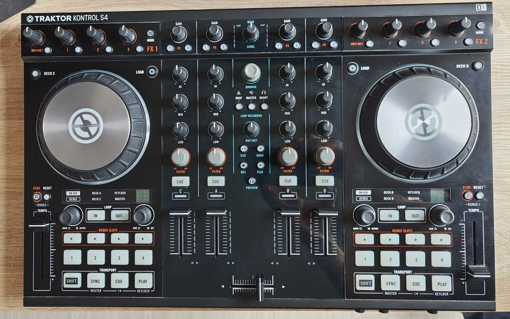 Native Instruments Traktor Kontrol S4 MK2  - stan doskonały