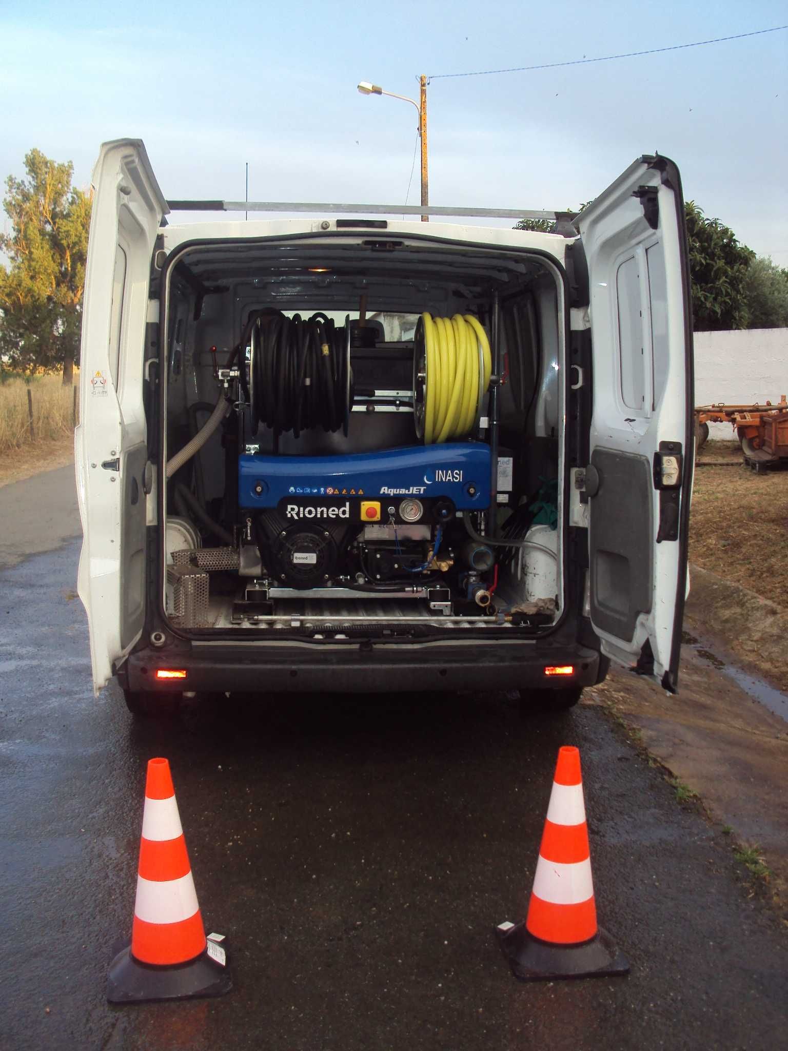 Viatura equipada com motor de desobstrução de coletores