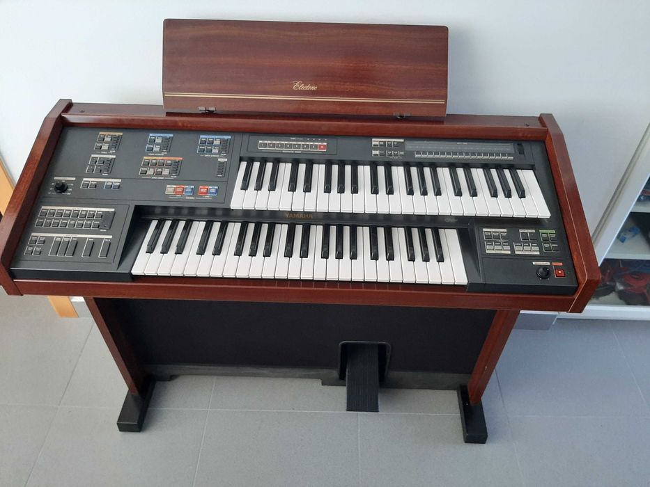Orgão eletronico Yamaha MC200 com 2 teclados, em otpimo estado.