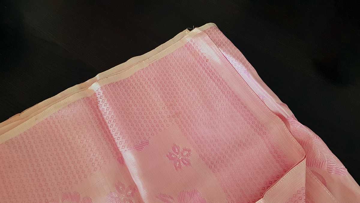 Colcha em seda, motivos florais em dois tons de rosa 195 x 150 cm