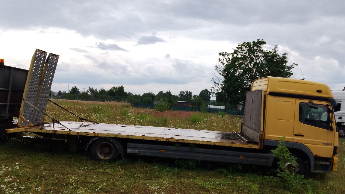 Laweta ciężarowa Mercedes Atego 1228 z najazdami