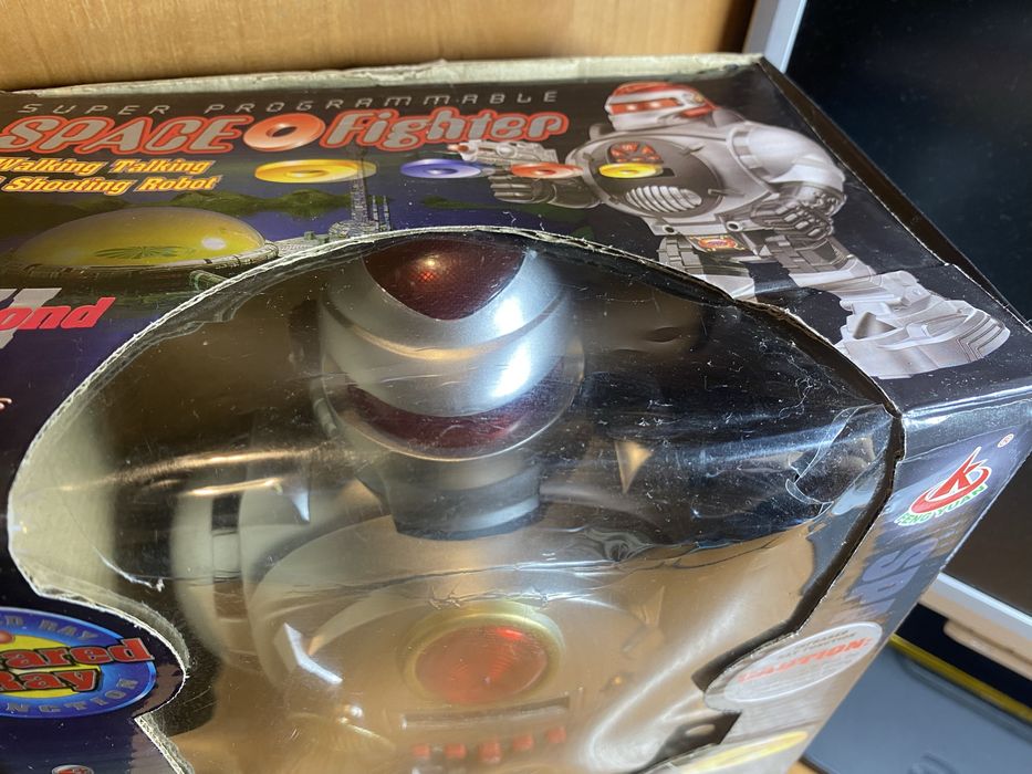 Робот на пульте управления Стреляет дисками