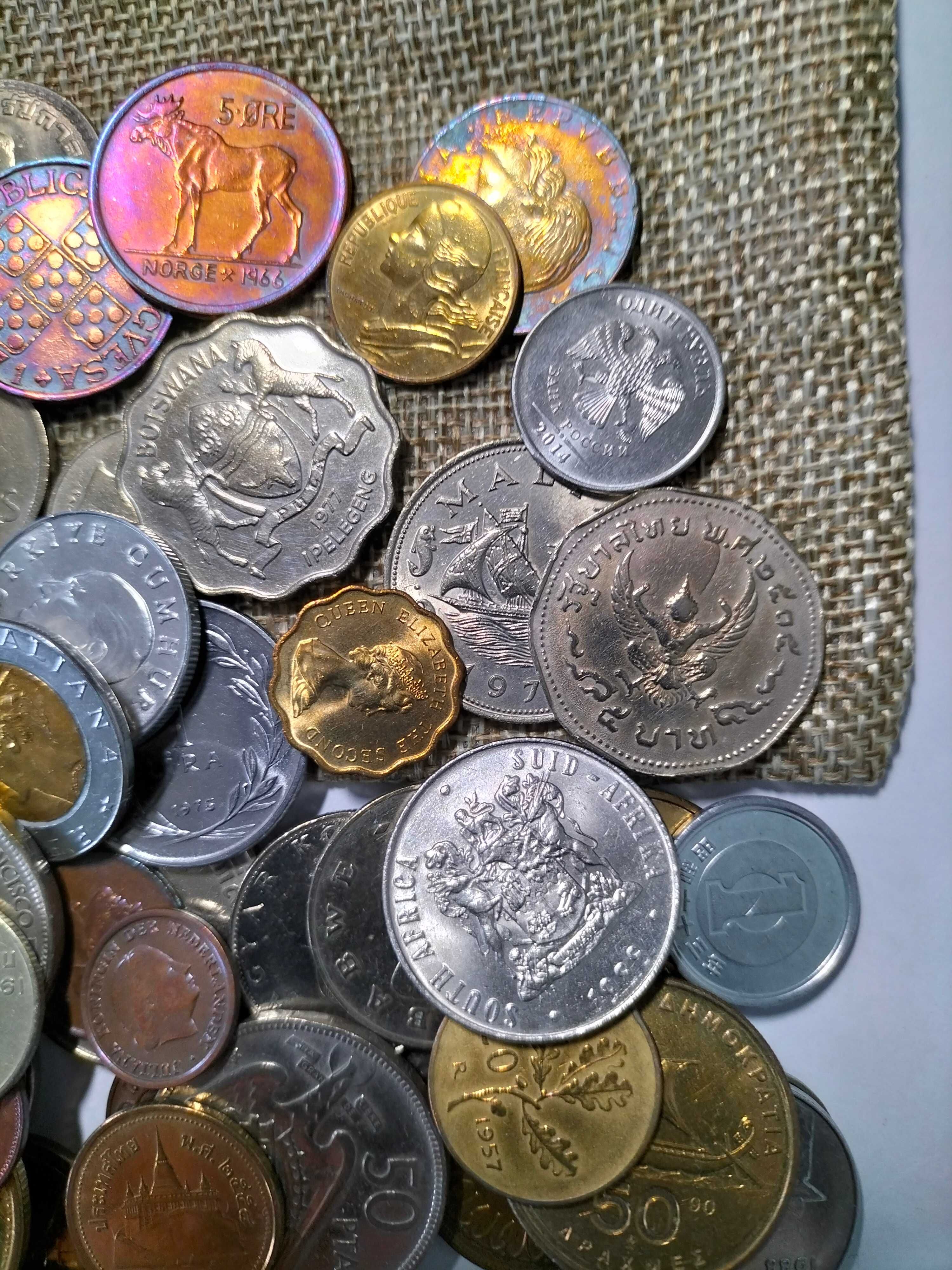 100 moedas diferentes de 40 países. Um bom começo para a coleção.