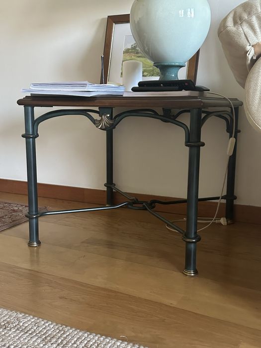 Mesa de apoio com estrutura em ferro forjado e tampo em madeira