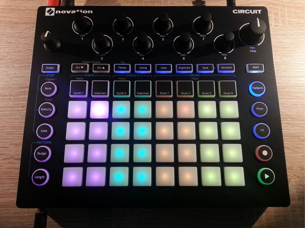 novation curcuit dj контроллер композитор синтезатор