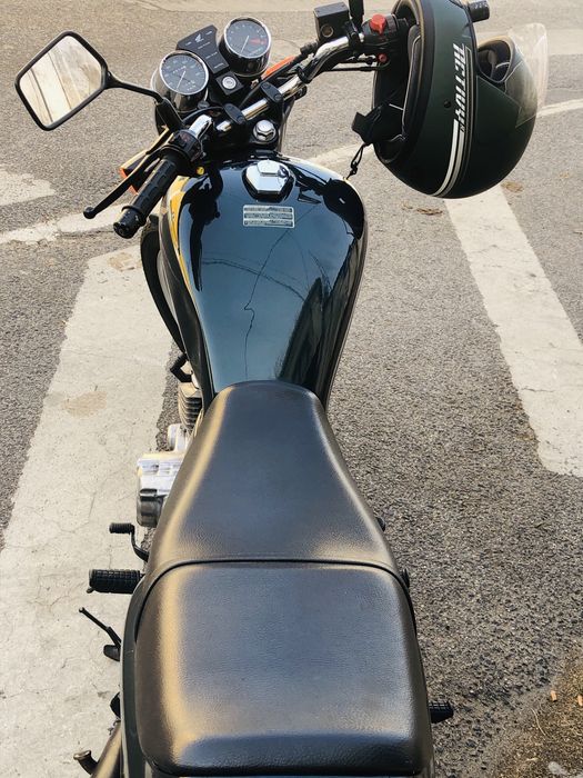 Moto CB em otimo estado com poucos kms preço pouco negociavel , dispon