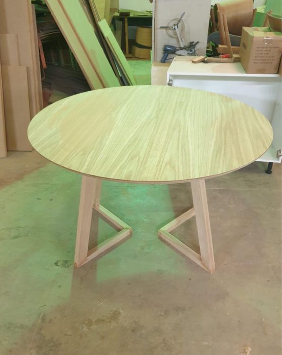 Mesa redonda de madeira