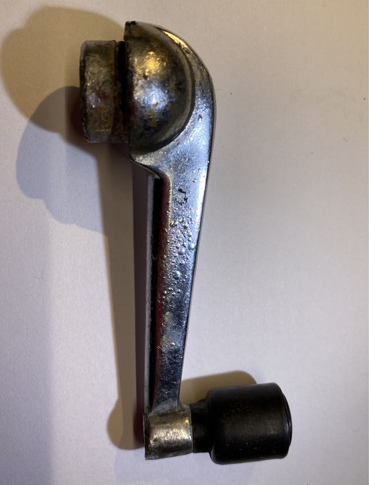 Klamki Korbki szyb 2-szt od starych samochodów czesci do samochodu