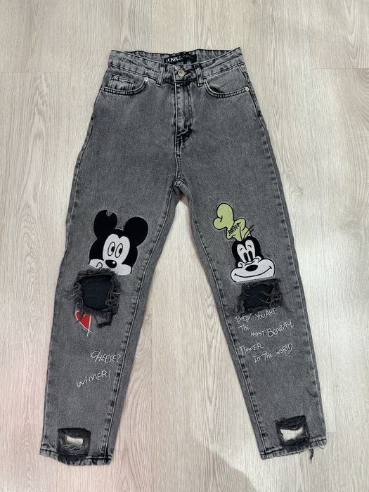 Сірі рвані джинси