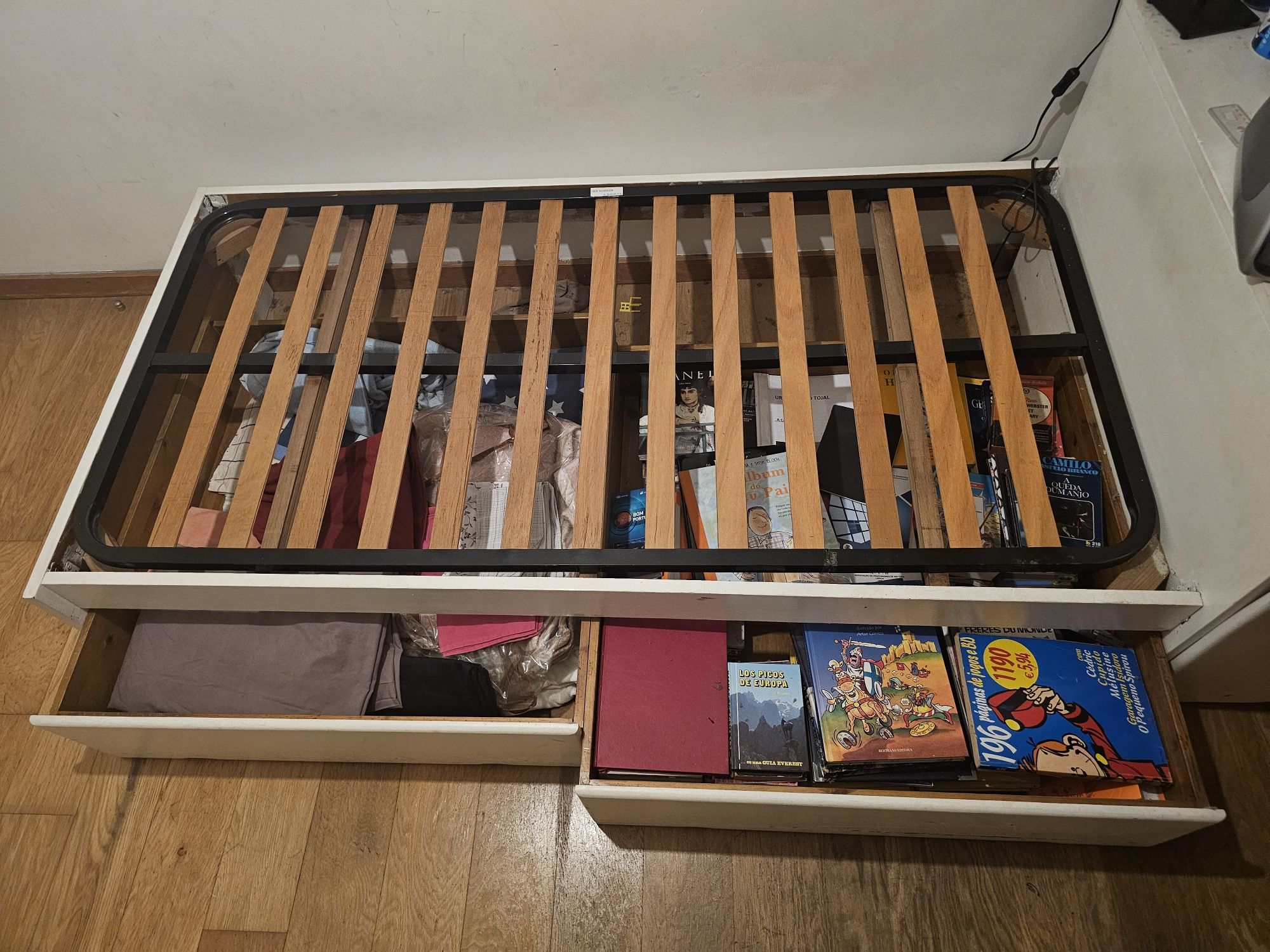 Cama de solteiro com gavetas