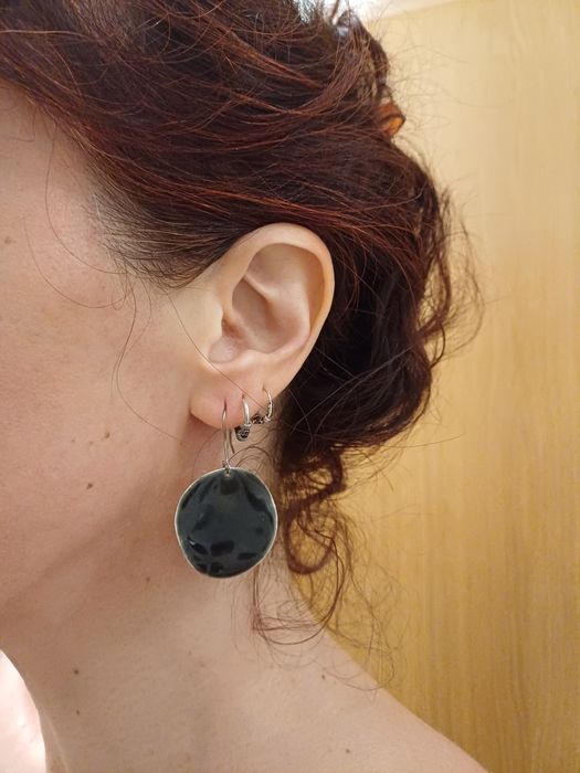 Brincos redondos cinza/preto da Bijou Brigitte