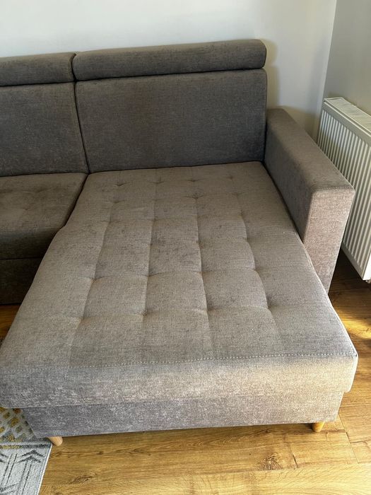 Duża sofa wypoczynkowa.