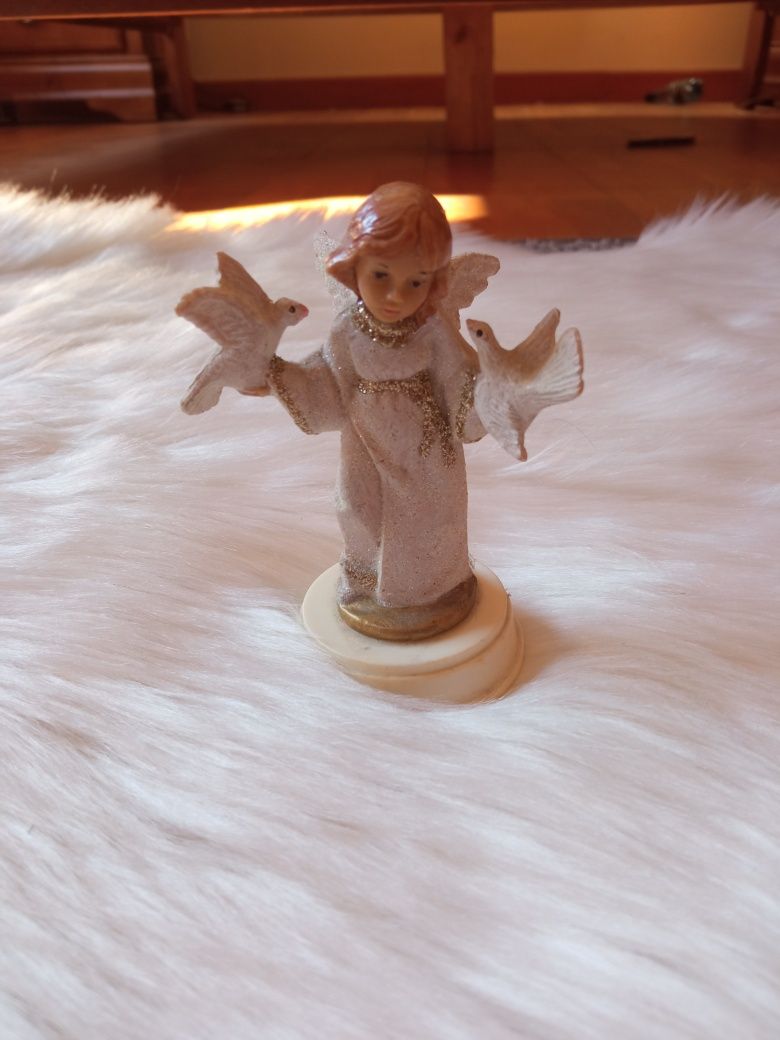 Figurka Aniołek z gołąbkami