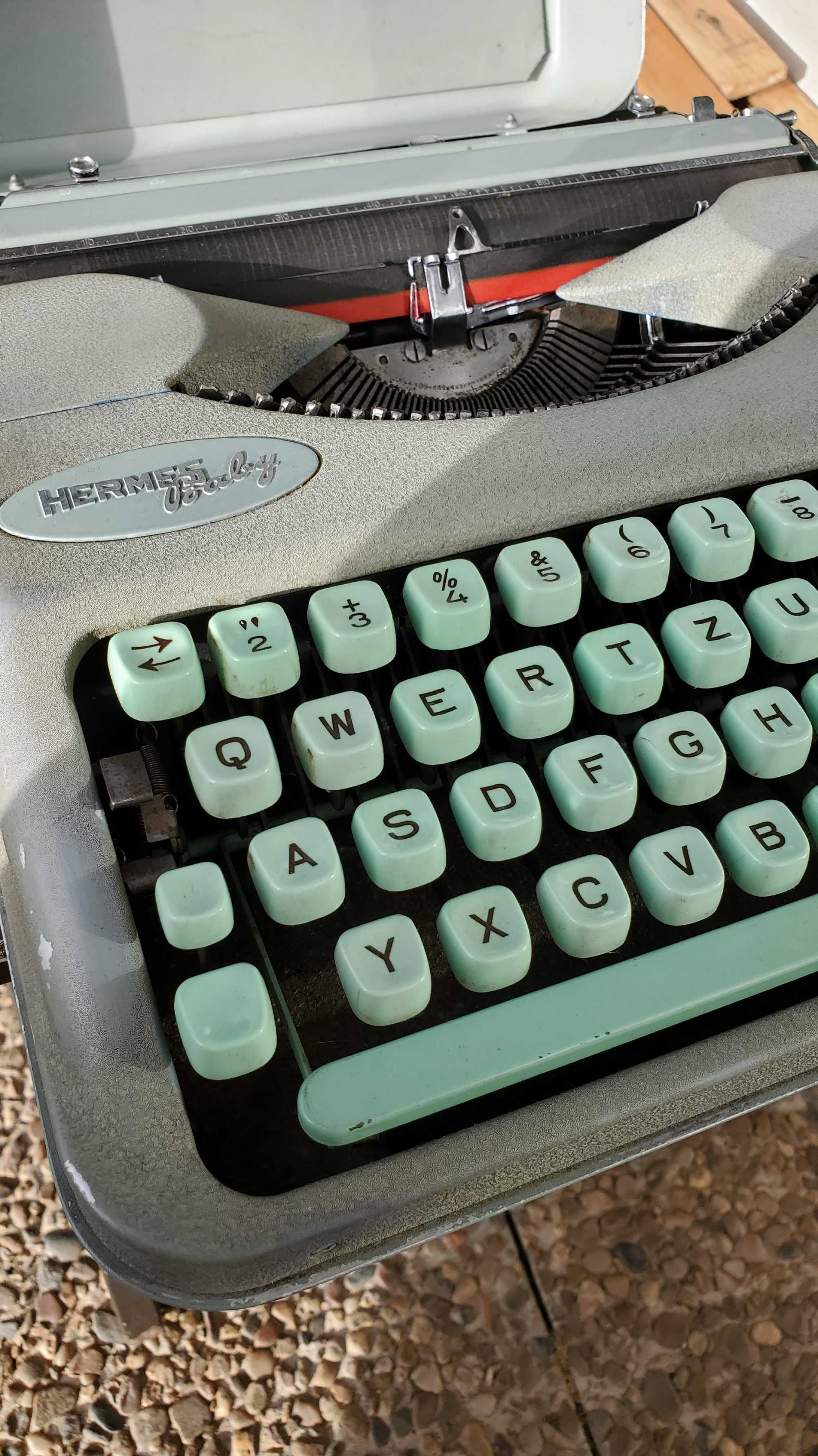 Máquina de escrever Qwertz Vintage Hermes Baby