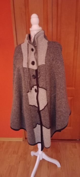 Peleryna w odcieniach szarości