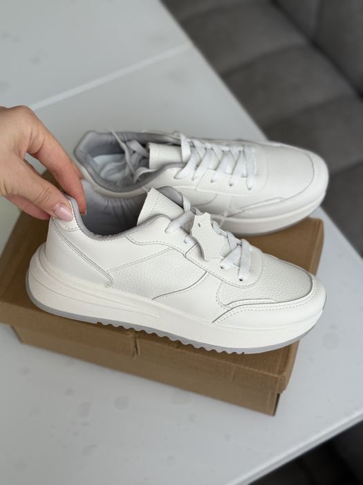 Кросівки білі натуральна шкіра 36-23,5см