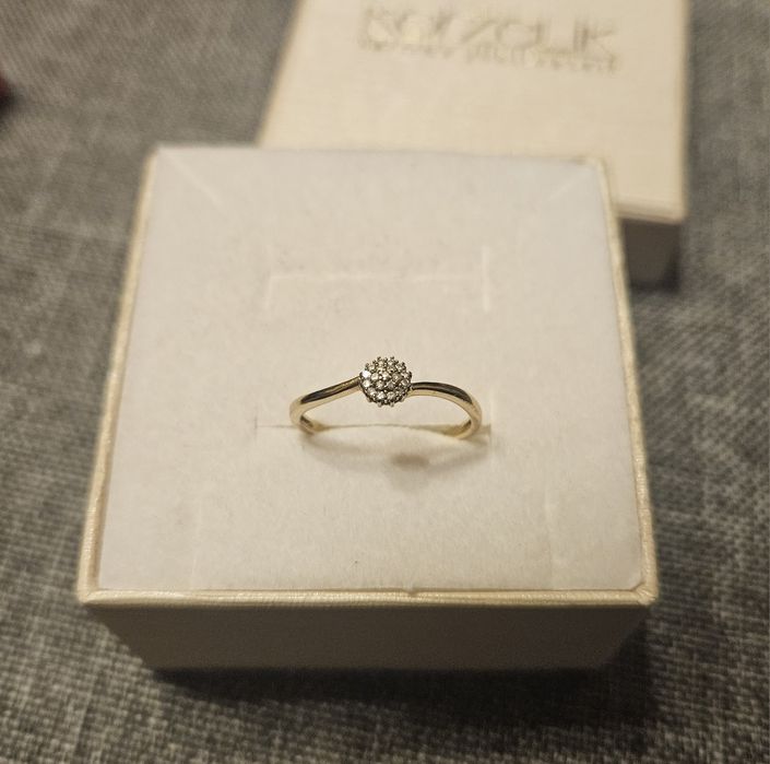 Apart złoty pierścionek z diamentami 375 9k
160.364