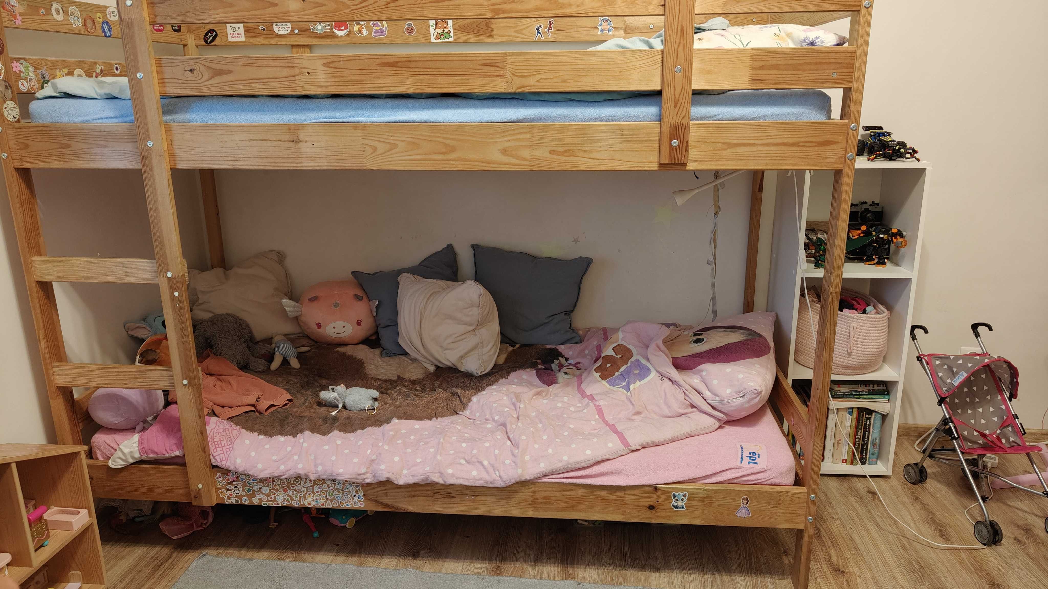 Łóżko piętrowe ikea z materacami