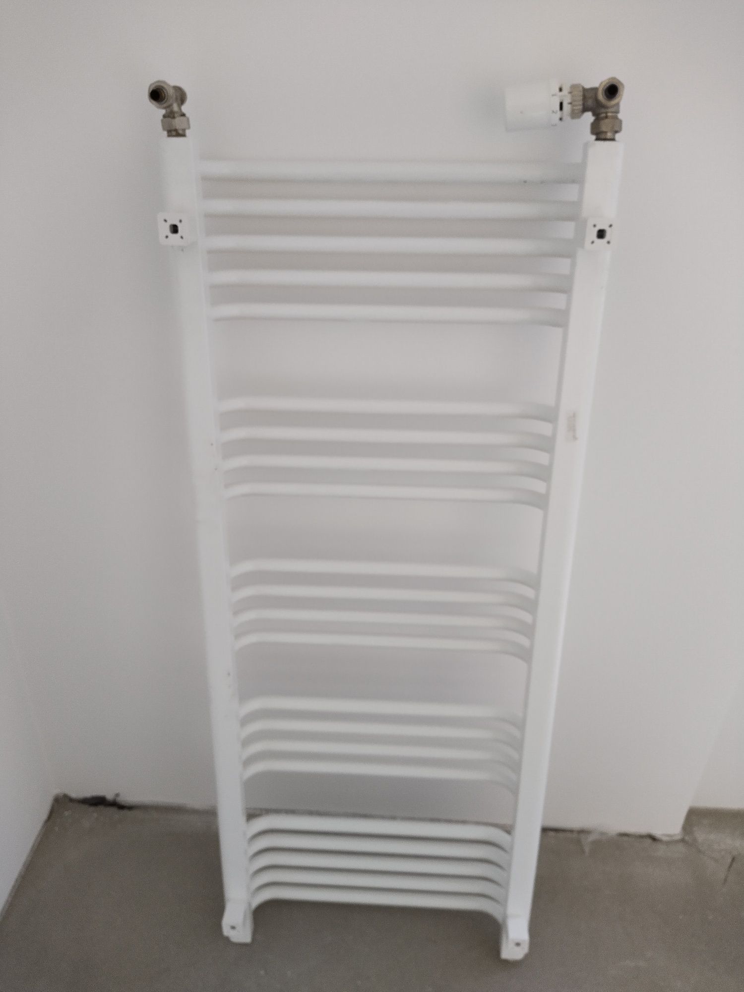 Grzejnik łazienkowy Ales 1220/500 biały + zawory + termostat Honeywell