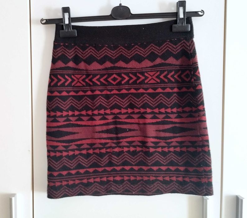 Spódnica Amisu (New Yorker) rozmiar XS, czarno-bordowa. Gruby materiał