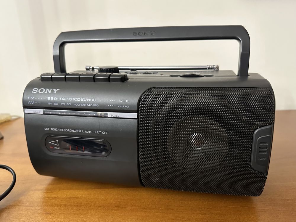 Rádio SONY com Leitor e Gravador de Cassettes