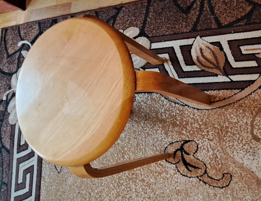 Taboret z drewna kauczukowego