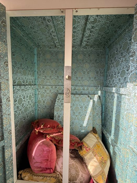 Armário Oriental em Madeira — Branco com Detalhes Metálicos