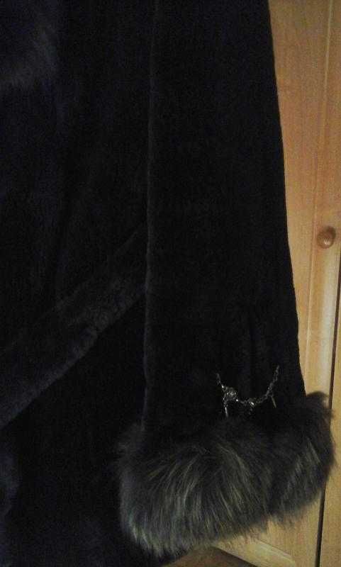 Шуба зі стриженого бобрика з коміром чорної лисиці, 58-60 розміру.